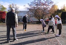 島立児童センター 地域の高齢者との交流会の様子